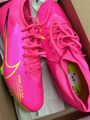 Fotbollsskor  - Helt nya och oanvända ✨ Passar 44-45 