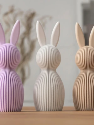 Stilrena påskkaniner i pastellfärger - Tre dekorativa kaniner i pastellfärger: lila, vit och beige. Figurerna har räfflad yta.. Perfekta som inredningsdetaljer till påsk eller året runt.