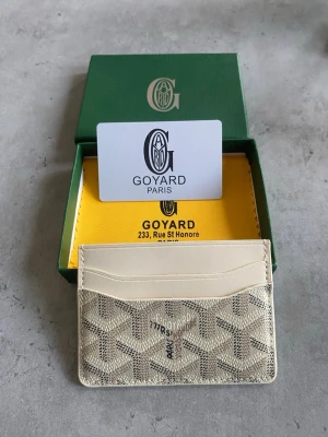 Plånbok/korthållare  -  stilren och lyxig känsla utan att det känns överdrivet. Perfekt när man bara vill ha med sina  kort och lite Chash och ändå känna sig lite extra elegant i vardagen. Små detaljer kan verkligen göra stor skillnad. ✨har aldrig använt den fick två i julklapp 