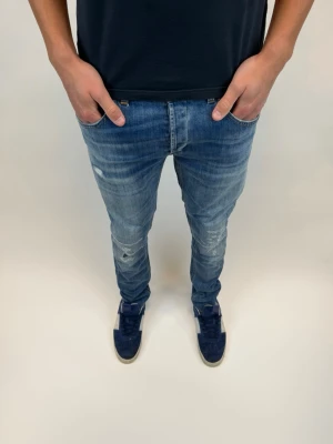 Dondup Jeans  - Dondup Jeans George! Trendigaste jeansen på marknaden.  Ny pris= 4000 kr Säljs för= 999 kr (Modellen har original slitningar från fabrik vilket är väldigt eftertraktat och populärt) 
