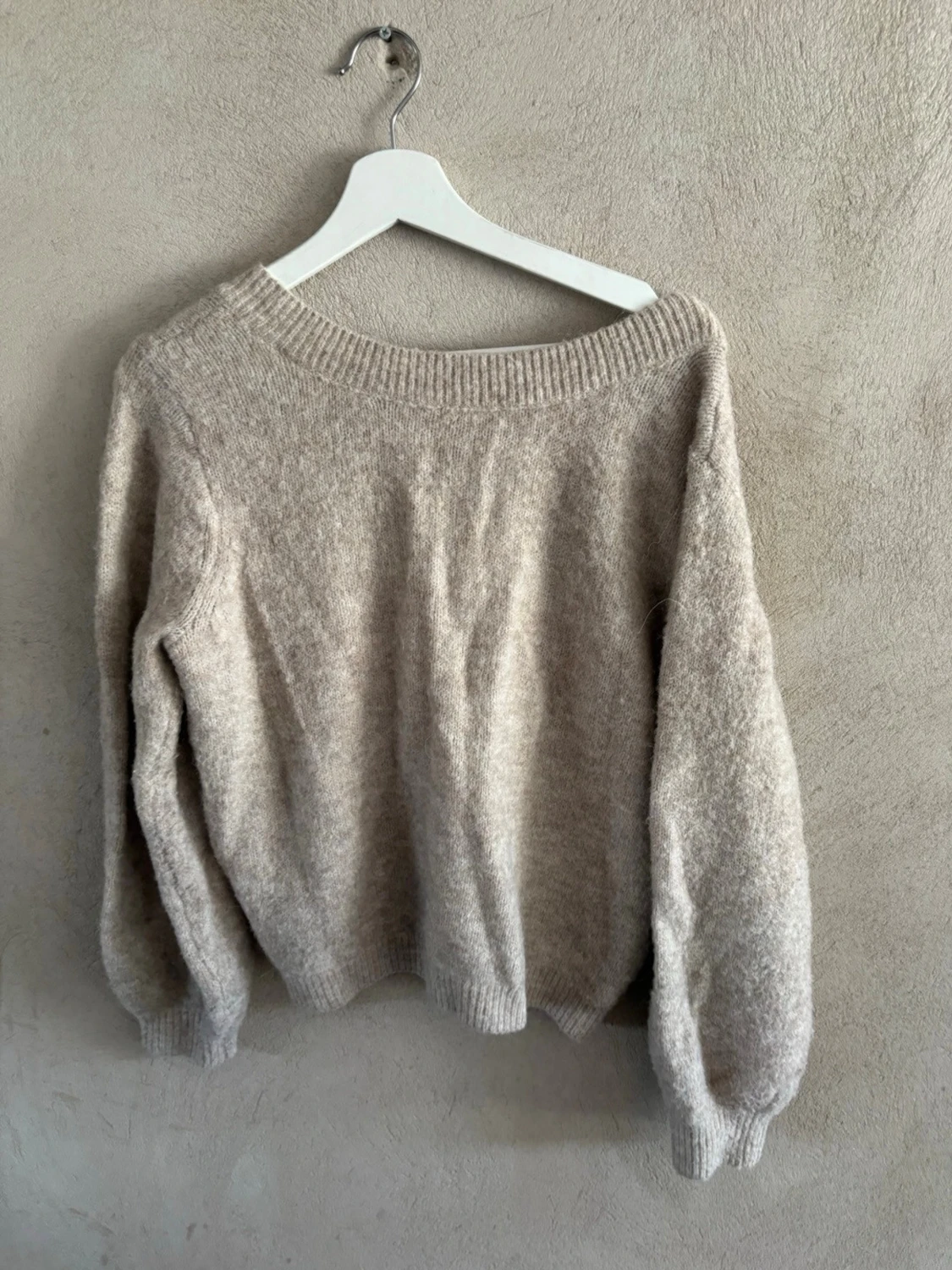 Beige stickad tröja med v-ringning - 1