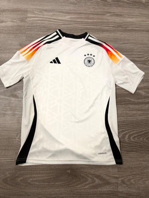 Deutschland tröja - Helt ny oanvänd med inga hål eller fläckar priset kan diskuteras dm vid intresse.