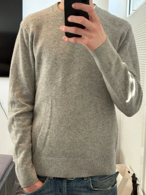 Kashmir tröja - Köpt för 1700kr på uniqlo, inga skador eller liknande, som ny nästan.