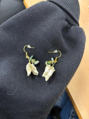 örhängen - Perfekt accessoar för att lyfta din outfit med en stilren och klassisk touch. Passar dig som gillar enkla men eleganta smycken.