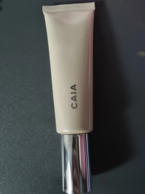  Highlighter från CAIA  - Highlighter från CAIA i en stilren beige tub med ett glansigt silvrigt lock. Tuben är smidig och enkel att använda, perfekt för att skapa en jämn och naturlig bas. Modern och minimalistisk design som känns lyxig i sminkväskan.