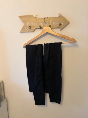 Svarta träningsbyxor från Stedium  - Snygga svarta träningsbyxor från stedium med liten logga baktill. Byxorna har ribbade muddar vid bensluten och är tillverkade i ett stretchigt material som passar perfekt för träning eller sportaktiviteter.