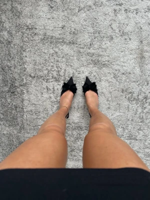 Klackar - Zara - Säljer mina snygga klackar från Zara som aldrig blivit använda! Denne alltså i nyskick och är perfekta till sommaren eller att ha till jeans. Nästan 7 cm i klackhöjd❤️