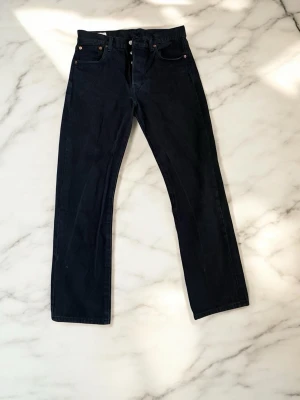 Svarta raka jeans från Levi's - Säljer ett par svarta jeans från Levi's aldrig använda pgd av att dom är för småa 