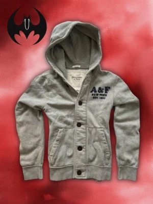 Vintage Abercrombie & fitch Hoodie kofta  - Säljer denna sällsynta snygga A&F Kofta | mycket bra skick, snöre saknas | Size L men passar även bra på M | Längd: 64cm Bröstvidd: 56cm Armlängd: 68cm | Modell, 178cm 64kg | Lägg endast bud med avsikt att köpa, inga fördröjning! Pris är inte hugget i sten!