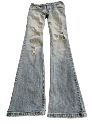 Vintage ljusblå slitna bootcut jeans från Levi’s - Sååå sjukt snygga vintage ljusblå SUPERLÅGMIDJADE bootcut jeans från Levis!❤️ står super lowwaist i ❤️ Midjemått: 38 cm Innebenslängd: 80 cm