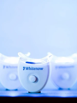 Whitenow LED tandblekningslampa -  Smidig LED-lampa för tandblekning från Whitenow.  Tillverkad i vit plast med blå detaljer och genomskinligt munstycke. Enkel på/av-knapp.  Används tillsammans med tandblekningsgel för hemmablekning.  Två knappcellsbatterier (CR2032) ingår.  Pris: 129 kr/st.  Erbjudande: köp 2 st och få en tredje gratis.  Tandblekningsgel ingår inte. 