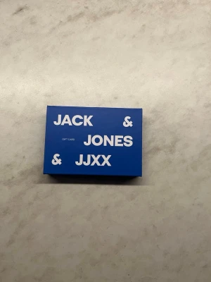 Presentkort Jack & Jones värde 500kr - Tja,  Säljer detta presentkort laddat med 500kr från Jack & Jones, presentkortet är ej använt och säljer då det ej kommit till användning. Kortet kan användas i butiker runt om i landet samt online. Kortet är giltigt till och med 22/12-2029