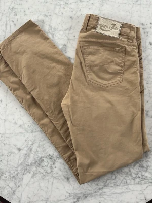 Jacob Cohen chinos - Säljer dessa eftertraktade och stilrena chinos från det exklusiva märket Jacob Cohen. | Skick: 9/10. | Storlek: 32 | Nypris: 5600kr | Vårt pris: 699kr | Tveka inte att höra av dig vid minsta fråga! Mvh