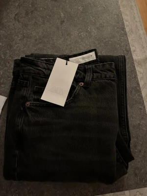 Svarta raka jeans från ZARA - Säljer ett par svarta jeans från ZARA i en lösare modell. 