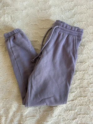 Lila mjukisbyxor  - Säljer ett par basic lila mjukisbyxor. Byxorna är i storlek S från H&M. En fläck/defekt på sista bilden som inte syns så mycket när man har på sig dom.