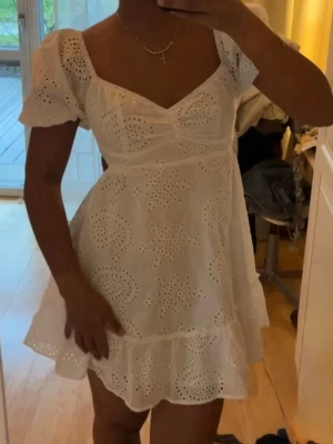 Vit klänning öppen rygg - Passar perfekt till student eller liknande. 