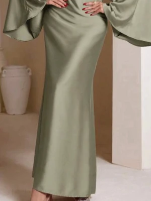Olivgrön långklänning med vida ärmar - Elegant olivgrön långklänning med vida, fladdrande ärmar och figurnära passform. Klänningen har en mjuk, slät yta och en stilren siluett som ger ett lyxigt intryck. Perfekt för dig som vill sticka ut med en sofistikerad look.