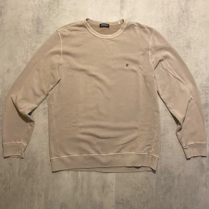 Beige Dondup sweatshirt  - Jag Säljer en fet tröja från Dondup| skicket på tröjan är bra 8/10  | storlek L| ny pris 3000: mitt pris är 399 | skriv vid frågor och funderingar  
