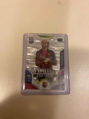Limited Edition Panini FIFA 365 kort lamine Yamal - Säljer ett Limited Edition samlarkort från Panini FIFA 365 Adrenalyn-serien. Kortet har en spelare i Barcelona-tröja på framsidan och kommer i ett skyddande plastfodral. Perfekt för dig som samlar på fotbollskort eller gillar FIFA 365.
