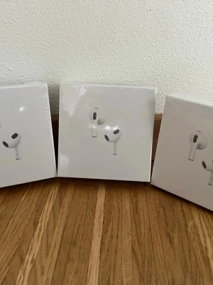 AirPods Pro  - AirPods Pro, Gen 3, säljer ett öppnat par. Där jag är lite osäker på laddningen eftersom jag inte har laddningsuttaget för just dessa. Borde funka men är ej säker. Kom med prisförslag 