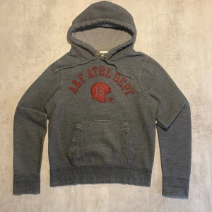 Abercrombie & Fitch hoodie - Jag Säljer en fet Abercrombie & Fitch hoodie| skicket på tröjan är bra 8/10  | storlek L | ny pris 2000: mitt pris är 499 | skriv vid frågor och funderingar  