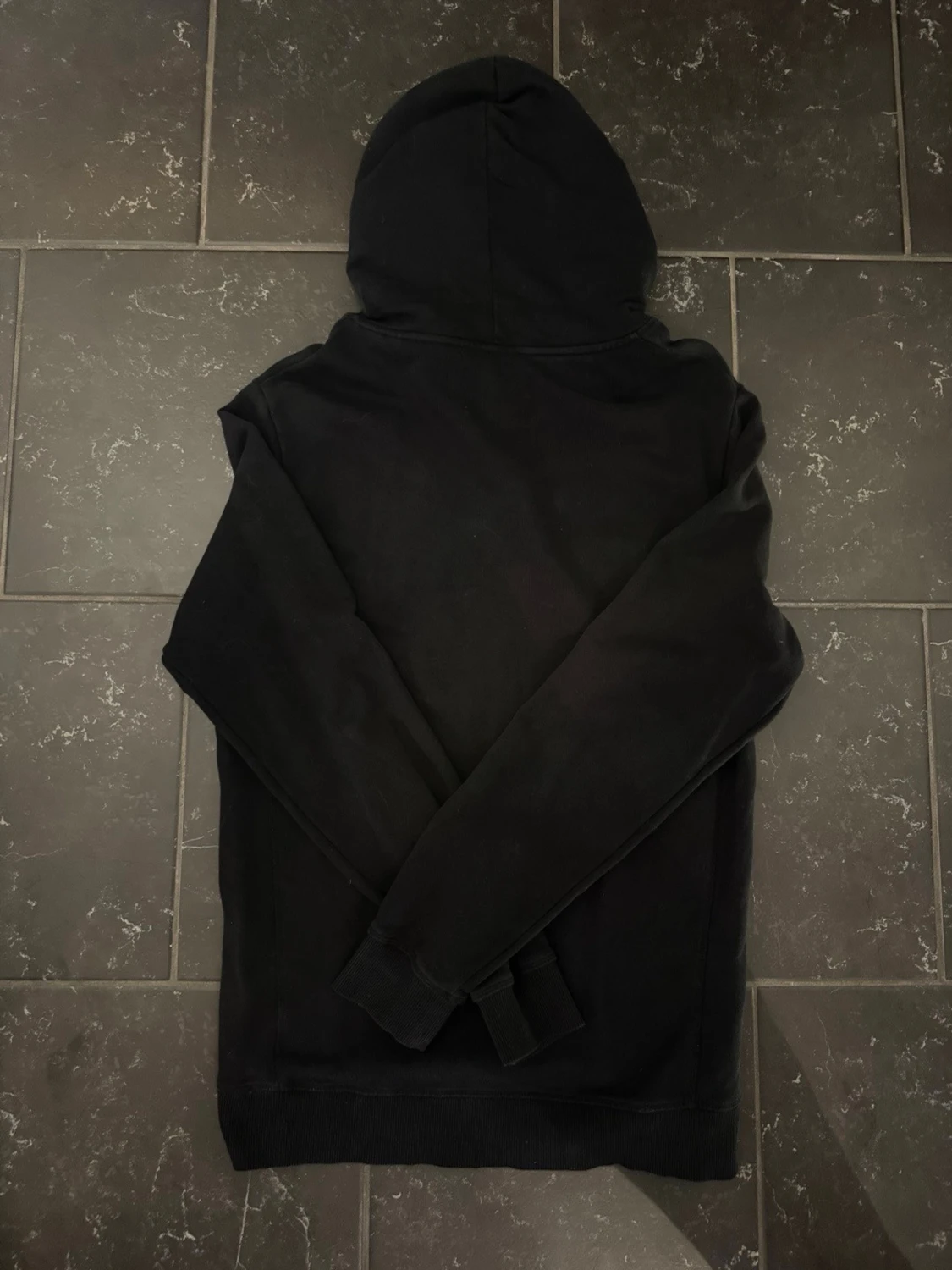 Svart hoodie från Les Deux - 1