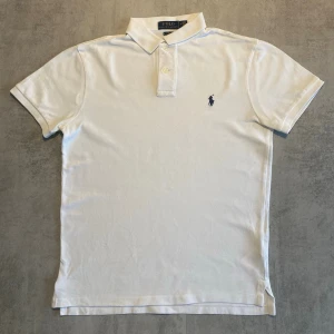 Vit Polo Ralph Lauren pike  - Jag Säljer en fet pike från Polo Ralph Lauren| skicket på tröjan är bra 8/10 | storlek M | ny pris 2000: mitt pris är 349 | skriv vid frågor och funderingar       