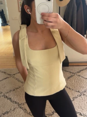 Zara topp - Säljer min söta topp ifrån Zara som är slutsåld!! Storlek XS. Tröjan har tappat färgen pyttelite i tvätten och fått en liten fläck. Fläcken är inget man ser jättetydlig och snöret täcker den. Skriv för frågor och prisförslag 💕