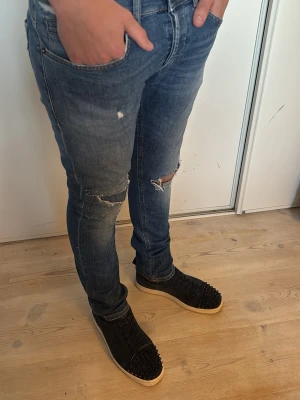 Dondup ”George” - Säljer dessa Dondup som köptes på zgander. W31. Självklart äkta✅ skriv vid extra bilder eller funderingar. Kan gå ner i pris. Mvh KS Collective 