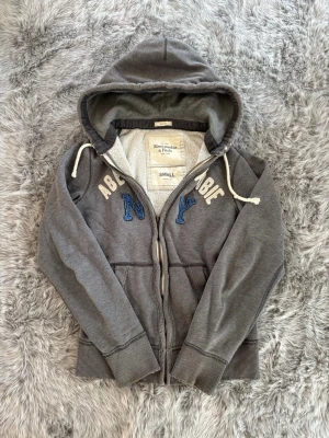 Abercombrie&Fitch Hoodie - Säljer denna sällsynta och mycket eftertraktade Abercombrie&Fitch hoodie | Storlek S | Mycket bra skick | Vid eventuella frågor hör gärna av dig och erbjuder bra pris vid köp av bundle 😁✅