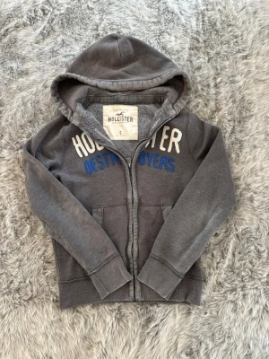 Hollister Hoodie - Säljer denna sällsynta och mycket eftertraktade Hollister hoodie | Storlek S | Mycket bra skick, dessvärre inga snören | Vid eventuella frågor hör gärna av dig och erbjuder bra pris vid köp av bundle 😁✅