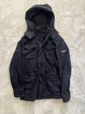 Abercrombie & Fitch Field Jacket M - Tja! Säljer nu denna riktigt feta och eftertraktade field jacket från Abercrombie & Fitch. Hör av dig om du undrar något! 