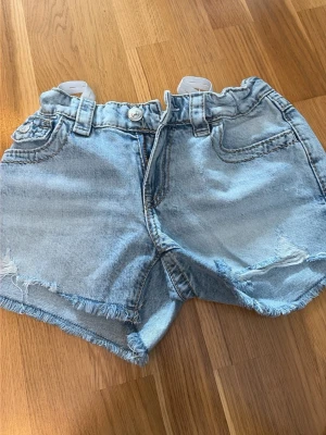 Jeans shorts från Gina  - Säljer mina jeans shorts från Gina i storlek 158 men passar som xs. Köpte förra sommaren men har använt dom kanske 3 gånger dom passar mig inte längre. Dom är justerbara i midjan. 