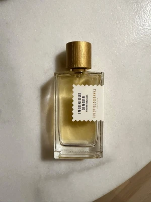 Ingenious Ginger EdP Goldfield & Banks Sample 40kr/ml - Parfymen Ingenious Ginger från Goldfield & Banks kommer i en elegant, rektangulär glasflaska med guldfärgat lock. Doften har fräscha toppnoter av ingefärsblomma, citron och bergamott, blommiga hjärtnoter och en varm bas av vanilj, amber och sandelträ. 40kr/ml