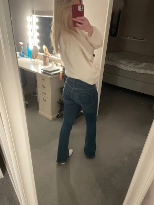 Mörkblå bootcut jeans - Mörkblå bootcut jeans från Kappahl mid/low waist. Pris går att diskutera💕
