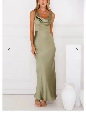 Olivgrön balklänning💕 - Säljer denna balklänning då jag beställde den från Hello Molly och den var för liten💕Såå fin verkligen, aldrig använd. Lappen och alla påsar är kvar! Köpte för 1300kr