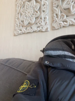 Svart sweatshirt från Stone Island - En stilren svart sweatshirt från Stone Island med klassisk rund hals och lång ärm. Tröjan har den ikoniska Stone Island-loggan på vänster ärm och är tillverkad i mjukt bomullsmaterial. Perfekt för dig som gillar streetwear och enkel design.  Priset är inte fast så går att pruta äkta !