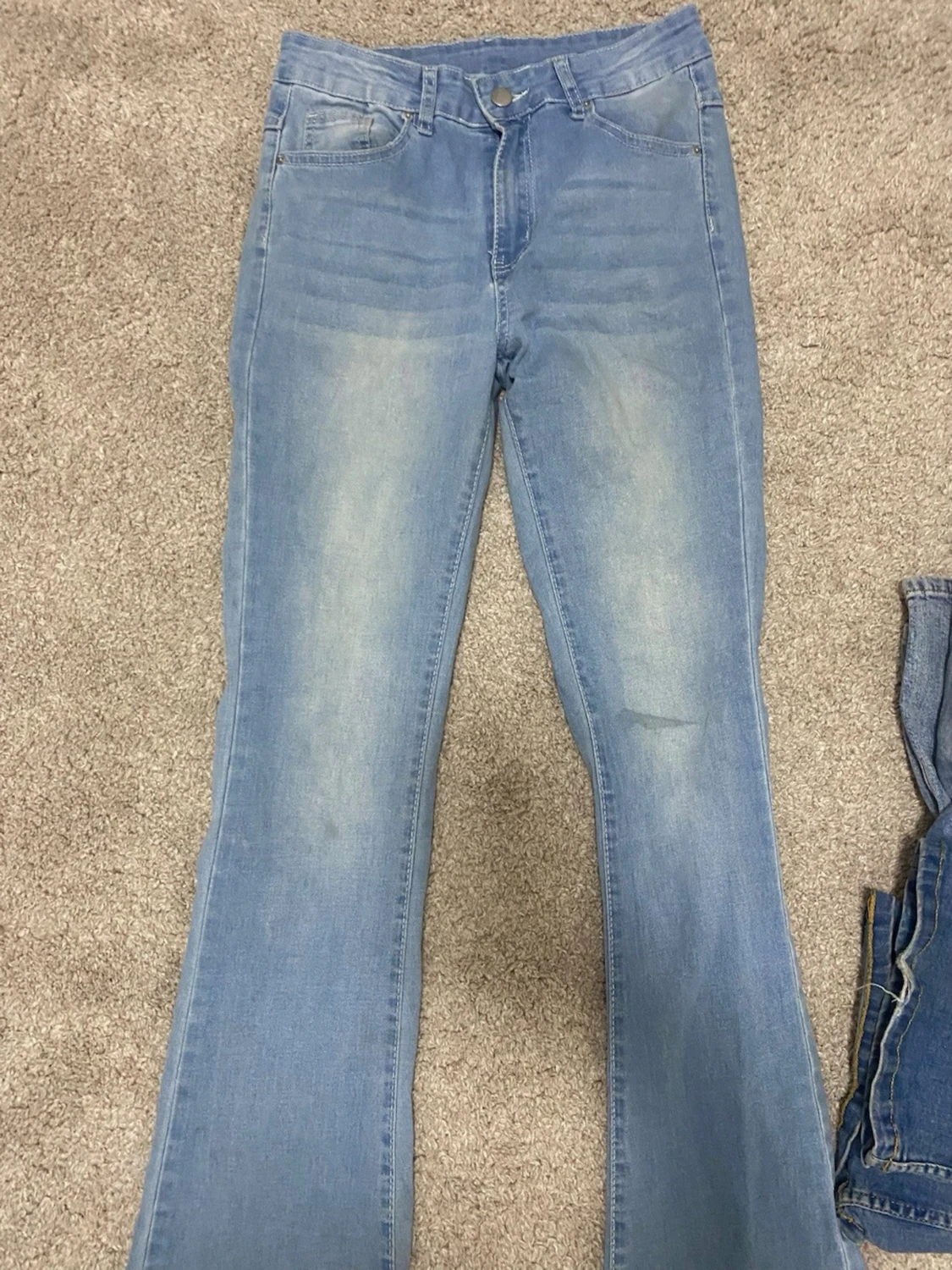 Ljusblå bootcut jeans med broderi från shein storlek S  