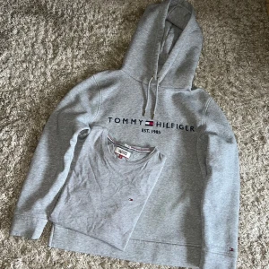 Tommy hilfiger hoodie/t-shirt - En Tommy hilfiger hoodie och en T-shirt båda i fint T-shirten har en liten fläck se bild Xs på hoodien S på T-shirten men sitter som xs. T shirt såld 