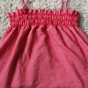 Supersött linne - Söt randig linnetopp i rött och vitt med smala axelband och rynkad överdel. Köpte denna i somras inne på Gina💕