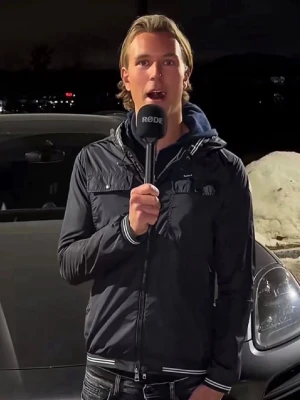 Äkta moncler windbreaker - Hej, säljer min moncler windbreaker då jag börjar växa ur den. Jackan är i ny skicka och perfekt nu under våren samt sommar. Ny pris≈8000kr Mitt pris≈2099kr