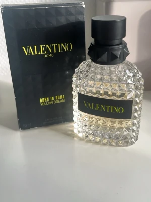 Valentino Uomo Born In Roma parfym - Säljer Valentino Uomo Born in Roma Yellow Dream (50 ml). Cirka 35 ml återstår. Parfymen är i mycket bra skick. Förpackningen finns kvar men är lite sliten.  Doften är söt och fruktig med inslag av citrus, vanilj och en varm kryddighet.  Funkar perfekt för vår och sommar. Men funkar också bra på hösten och vintern.
