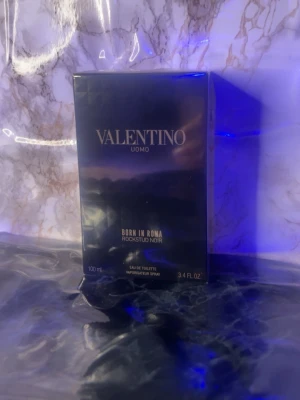Valentino Uomo Born In Roma Rockstud Noir - Valentino Uomo Born In Roma Rockstud Noir är en exklusiv herrparfym i en elegant svart förpackning. Flaskan rymmer 100 ml 100% äkta och oöppnad (kvitto finns) Priset går att diskutera endast vid seriösa köpare 