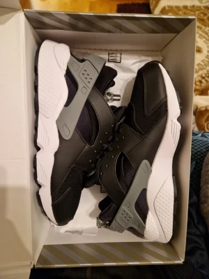 Oanvända Nike Huarache Storlek 45,5  - Helt nya i original låda. Storlek 45,5 men små i storleken enligt mig. Inga byten eller returer. Finns att hämta i Storvreta eller skickas mot porto. INGA TRADES 