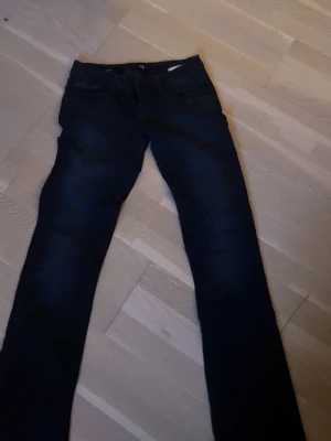 Nattblå jeans från LTB - Säljer ett par mörkblå jeans från LTB med klassisk femficksdesign. Jeansen har en snygg tvättad look och är tillverkade i ett mjukt denimtyg som sitter skönt. Perfekta för dig som gillar en enkel och stilren jeansstil.