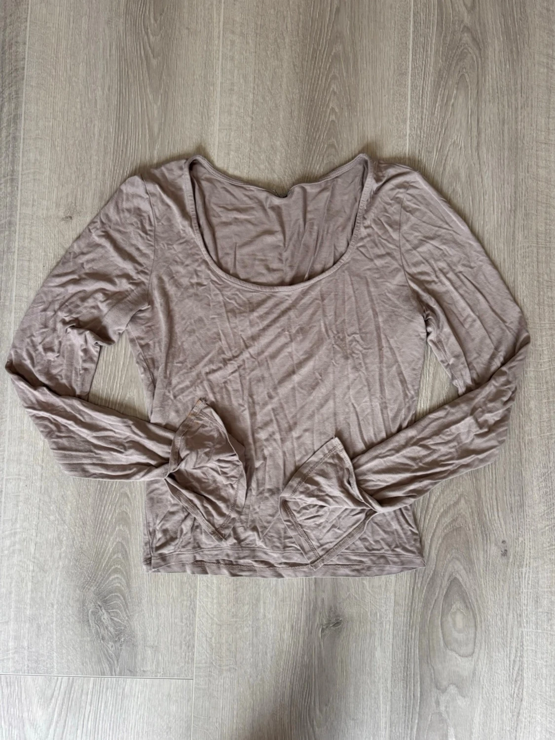 Beige långärmad topp med rund hals