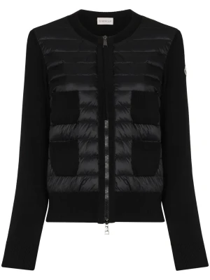 Svart cardiganjacka från Moncler - Snygg svart cardiganjacka från Moncler med quiltad front i glansigt material och två framfickor. Jackan har rund halsringning, ribbade muddar och dragkedja framtill. Perfekt för lager på lager och streetstyle. Storlek s