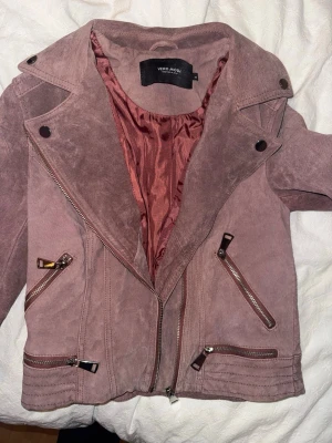 Röd jacka / skinnjacka  - Snygg röd/brun jacka perfekt för våren från Vero Moda!❤️ Jag tycker tyvärr den är för liten för mig, och för referensen är jag 163cm lång, så passar nog bra till någon kortare/mindre än mig! 
