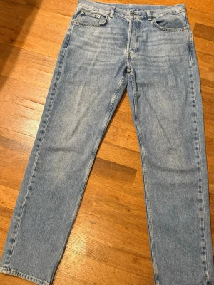 Ljusblå raka jeans från Junkyard/YOKE - Jag säljer ett par ljusblåa YOKE straight fit jeans köpta på Junkyard i storlek 34.