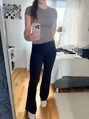 Svarta bootcut leggings - Säljer mina svarta kostymbyxor med bootcut-modell och hög midja. De är stretchiga och sitter tight upptill men har utsvängda ben. Iprincip oanvända!